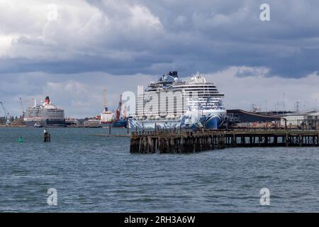 Southampton, Regno Unito - 6 agosto 2023:- Una nave da crociera attraccata nel porto di Southampton Foto Stock