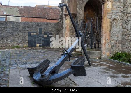 Southampton, Regno Unito - 6 agosto 2023:- un'ancora nelle rovine della chiesa di Holyrood, distrutta durante la seconda guerra mondiale nel 1940 Foto Stock