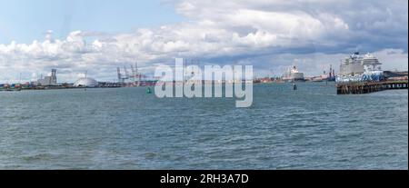 Southampton, Regno Unito - 6 agosto 2023:- Una vista sul porto di Southampton Foto Stock