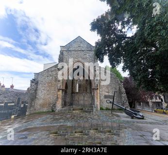 Southampton, Regno Unito - 6 agosto 2023: Le rovine della chiesa di Holyrood, distrutte durante la seconda guerra mondiale nel 1940 Foto Stock