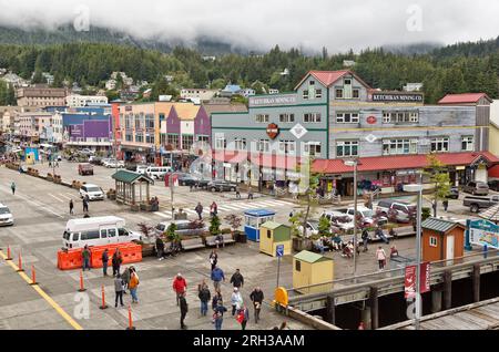 Porto di Ketchikan, passeggeri a piedi, ritorno dallo shopping, escursioni a terra, Alaska. Foto Stock