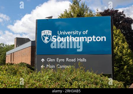 Southampton, Regno Unito - 6 agosto 2023:- Un cartello ai margini del campus principale dell'Università di Southampton Foto Stock