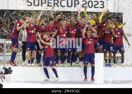 MONACO, Germania - 12. 2023 AGOSTO: 4 Willi Orban (C) con trofeo, i giocatori RB Leipzig festeggiano con il trofeo dei vincitori dopo aver vinto la Supercup 2023 match tra FC Bayern München e RB Leipzig all'Allianz Arena il 12 agosto a Monaco di Baviera, in Germania. DFL, Fussball, 0:3 (foto e copyright @ ATP Images/Arthur THILL FC RB-LEIPZIG giocatori e sostituti di questa partita: 21 Janis Blaswich (Custode), 2 Mohamed Simakan, 4 Willi Orban (C), 7 Dani Olmo, 11 Timo Werner, 17 Lois Openda, 20 Xavi Simons, 22 David Raum, 24 Xaver Schlager, 39 Benjamin Henrichs, 44 Kevin Kampl, 9 Yussuf Poulsen, 10 Emil Foto Stock