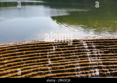 Diga di Stone Block su Un lago Foto Stock