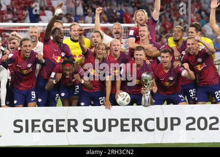 MONACO, Germania - 12. 2023 AGOSTO: 4 Willi Orban (C) con trofeo, i giocatori RB Leipzig festeggiano con il trofeo dei vincitori dopo aver vinto la Supercup 2023 match tra FC Bayern München e RB Leipzig all'Allianz Arena il 12 agosto a Monaco di Baviera, in Germania. DFL, Fussball, 0:3 (foto e copyright @ ATP Images/Arthur THILL FC RB-LEIPZIG giocatori e sostituti di questa partita: 21 Janis Blaswich (Custode), 2 Mohamed Simakan, 4 Willi Orban (C), 7 Dani Olmo, 11 Timo Werner, 17 Lois Openda, 20 Xavi Simons, 22 David Raum, 24 Xaver Schlager, 39 Benjamin Henrichs, 44 Kevin Kampl, 9 Yussuf Poulsen, 10 Emil Foto Stock