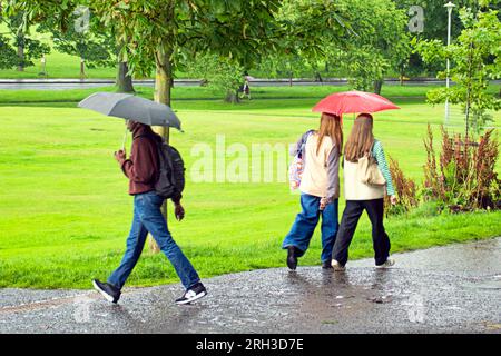 Edimburgo, Scozia, Regno Unito. 13 agosto 2023. Tempo nel Regno Unito: I prati un famoso punto verde della città. Caldo e bagnato mentre i turisti infestavano le strade della città tra gli atti di periferia con i loro bordelli . Credit Gerard Ferry/Alamy Live News Foto Stock