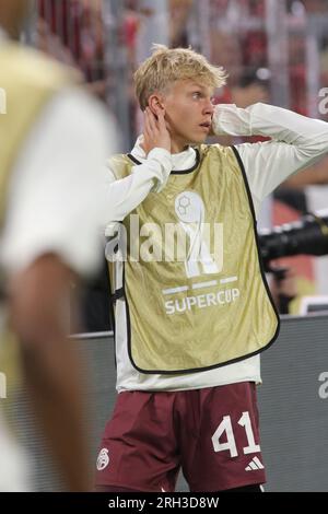 MONACO, Germania. , . 41, Frans Krätzig, Kraetzig durante il riscaldamento per la partita di Supercup Football tra FC Bayern Muenchen e RB LEIPZIG all'Allianz Arena di Monaco il 12. AUGUSTR 2023, Germania. DFL, Fussball, 0:3 (foto e copyright @ ATP Images/Arthur THILL (THILL Arthur/ATP/SPP) credito: SPP Sport Press Photo. /Alamy Live News Foto Stock