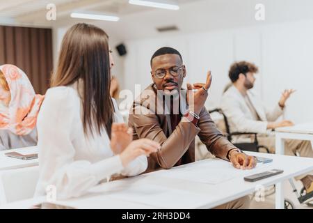 Persone aziendali che si impegnano in conversazioni significative per costruire relazioni e promuovere la collaborazione. Foto Stock