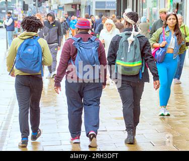 Edimburgo, Scozia, Regno Unito. 13 agosto 2023. Meteo del Regno Unito: Un quartiere molto frequentato con artisti e turisti. Caldo e bagnato mentre i turisti infestavano le strade della città tra gli atti di periferia con i loro bordelli . Credit Gerard Ferry/Alamy Live News Foto Stock