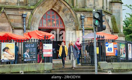 Edimburgo, Scozia, Regno Unito. 13 agosto 2023. Tempo nel Regno Unito: Il teatro Bedlam, un famoso punto di confine. Caldo e bagnato mentre i turisti infestavano le strade della città tra gli atti di periferia con i loro bordelli . Credit Gerard Ferry/Alamy Live News Foto Stock