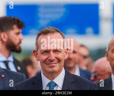 Wiesbaden, Germania. 13 agosto 2023. Volker Wissing (FDP), ministro federale dei trasporti, si erge sul ponte Schierstein dopo l'apertura simbolica. Con l'apertura simbolica del ponte Schiersteiner sull'autostrada 643, è stata completata una sezione importante dell'espansione a sei corsie tra lo svincolo Mainz-Mombach e lo svincolo di Wiesbaden. Il traffico inizia lunedì 14 agosto. Credito: Andreas Arnold/dpa/Alamy Live News Foto Stock