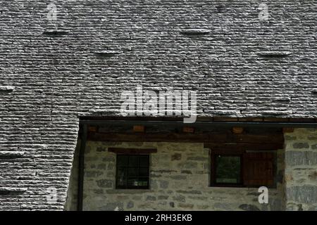 Tipici tetti in pietra Ossola, Alpi italiane Foto Stock