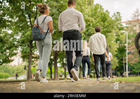 Gruppo di studenti universitari che si preparano per la loro classe e vanno alla loro facoltà, insieme, studenti delle scuole superiori, Foto Stock