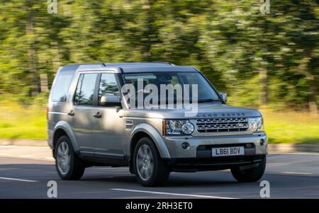 Milton Keynes, Regno Unito - 10 agosto 2023: 2012 auto Land Rover Discovery su una strada di campagna inglese. Foto Stock