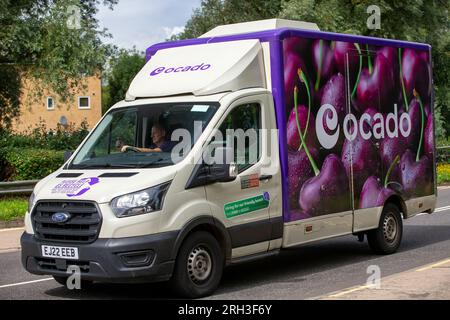 Milton Keynes, Regno Unito - 13 agosto 2023: Furgone Ford Tansit con motore diesel come furgone Ocado che guida su una strada inglese. Foto Stock