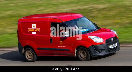 Milton Keynes, Regno Unito - 10 agosto 2023: Consegna di un furgone della Royal mail. Servizio postale del Regno Unito che guida su una strada di campagna inglese. Foto Stock