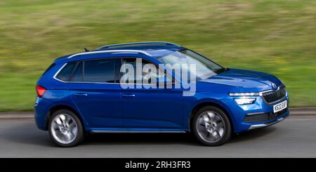 Milton Keynes, Regno Unito - 10 agosto 2023: 2022 Blue Skoda Kamiq che guida su una strada di campagna inglese. Foto Stock