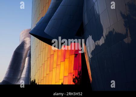 Il tramonto del sole gioca con i lati in acciaio inossidabile del museo MoPOP di Seattle, Washington, progettato dall'architetto Frank Gehry. Foto Stock