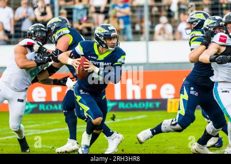 Stoccarda, Germania. 13 agosto 2023. ELF/ Game : Munich Ravens a Stoccarda Surge il 13 agosto. 2023,nello Stadio Gazi , Stoccarda , Germania QB # 4 Reilly Hennessey / Stuttgart Surge Credit: Frank Baumert/Alamy Live News Foto Stock