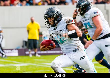 Stoccarda, Germania. 13 agosto 2023. ELF/ Game : Munich Ravens a Stoccarda Surge il 13 agosto. 2023,in The Gazi Stadium , Stoccarda , Germania Monaco Ravens - QB # 12 Chad Jeffries Credit: Frank Baumert/Alamy Live News Foto Stock