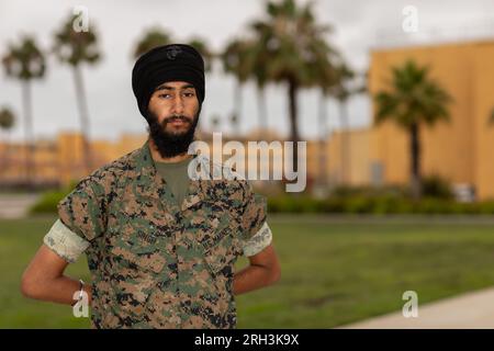 San Diego, Stati Uniti. 12 agosto 2023. U.S. Marines PFC. Jaskirat Singh posa il suo turbante dopo essere diventato il primo recluta Sikh Marine a completare il campo di addestramento indossando i suoi articoli della fede sikh al Marine Corps Recruit Depot San Diego, 12 agosto 2023 a San Diego, California. Singh trascorse due anni facendo causa al corpo dei Marines per il diritto di rispettare le sue credenze sikh. Credito: Jesse Lora/U.S. Marines/Alamy Live News Foto Stock