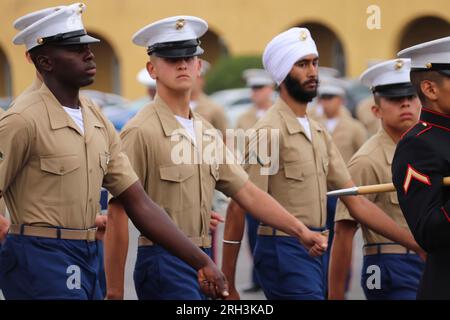 San Diego, Stati Uniti. 11 agosto 2023. U.S. Marines PFC. Jaskirat Singh, 2nd Right, indossando un turbante bianco, marcia con Golf Company mentre diventa il primo recluta Sikh Marine a completare il campo di addestramento indossando i suoi articoli della fede Sikh al Marine Corps Recruit Depot San Diego, 11 agosto 2023 a San Diego, California. Singh trascorse due anni facendo causa al corpo dei Marines per il diritto di rispettare le sue credenze sikh. Credito: Jesse Lora/U.S. Marines/Alamy Live News Foto Stock