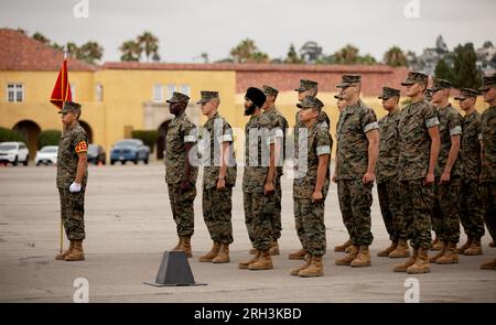 San Diego, Stati Uniti. 12 agosto 2023. U.S. Marines PFC. Jaskirat Singh, al centro, con indosso un turbante nero, si trova con Golf Company mentre diventa la prima recluta Sikh Marine a completare il campo di addestramento indossando i suoi articoli della fede Sikh al Marine Corps Recruit Depot San Diego, 12 agosto 2023 a San Diego, California. Singh trascorse due anni facendo causa al corpo dei Marines per il diritto di rispettare le sue credenze sikh. Credito: Jesse Lora/U.S. Marines/Alamy Live News Foto Stock