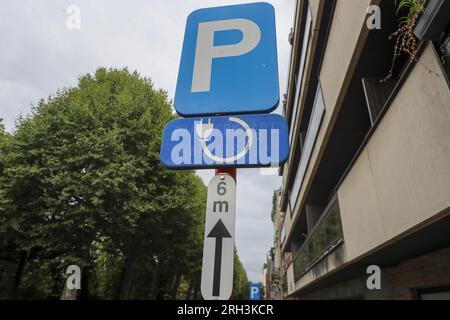 Gent, Belgio. 13 agosto 2023. Un cartello stradale indicante i posti auto per la ricarica dei veicoli elettrici raffigurato a Gent domenica 13 agosto 2023. BELGA PHOTO NICOLAS MAETERLINCK Credit: Belga News Agency/Alamy Live News Foto Stock