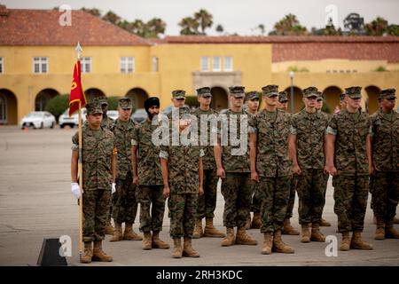 San Diego, Stati Uniti. 12 agosto 2023. U.S. Marines PFC. Jaskirat Singh, 3° a sinistra, indossando un turbante nero, si trova con Golf Company dopo essere diventato il primo recluta Sikh Marine a completare il campo di addestramento indossando i suoi articoli della fede Sikh al Marine Corps Recruit Depot San Diego, 12 agosto 2023 a San Diego, California. Singh trascorse due anni facendo causa al corpo dei Marines per il diritto di rispettare le sue credenze sikh. Credito: Jesse Lora/U.S. Marines/Alamy Live News Foto Stock