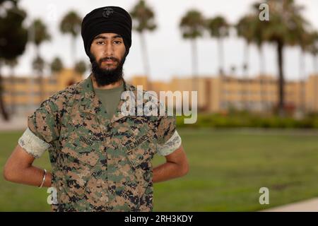 San Diego, Stati Uniti. 12 agosto 2023. U.S. Marines PFC. Jaskirat Singh posa il suo turbante dopo essere diventato il primo recluta Sikh Marine a completare il campo di addestramento indossando i suoi articoli della fede sikh al Marine Corps Recruit Depot San Diego, 12 agosto 2023 a San Diego, California. Singh trascorse due anni facendo causa al corpo dei Marines per il diritto di rispettare le sue credenze sikh. Credito: Jesse Lora/U.S. Marines/Alamy Live News Foto Stock