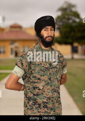 San Diego, Stati Uniti. 12 agosto 2023. U.S. Marines PFC. Jaskirat Singh posa il suo turbante dopo essere diventato il primo recluta Sikh Marine a completare il campo di addestramento indossando i suoi articoli della fede sikh al Marine Corps Recruit Depot San Diego, 12 agosto 2023 a San Diego, California. Singh trascorse due anni facendo causa al corpo dei Marines per il diritto di rispettare le sue credenze sikh. Credito: Jesse Lora/U.S. Marines/Alamy Live News Foto Stock