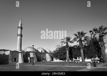 Una moschea in pietra con un minareto nella città di Rethymno sull'isola di Creta in Grecia, monocromatico Foto Stock