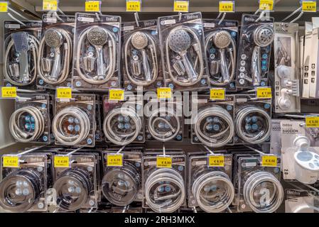 Italia - 08 agosto 2023: Accessori idraulici, soffioni doccia e tubi flessibili esposti sullo scaffale in vendita nel supermercato italiano Foto Stock