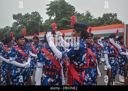 Calcutta, Bengala Occidentale, India. 13 agosto 2023. Una donna della polizia di Calcutta sta aiutando la sua collega in una prova completa per la celebrazione del giorno dell'indipendenza del paese a Calcutta. (Immagine di credito: © Sudipta Das/Pacific Press via ZUMA Press Wire) SOLO USO EDITORIALE! Non per USO commerciale! Foto Stock