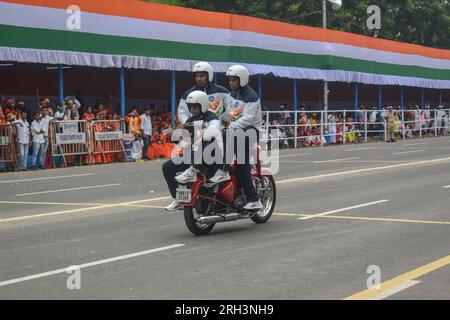 Calcutta, Bengala Occidentale, India. 13 agosto 2023. Le persone della polizia di Calcutta stanno eseguendo una acrobazia in una prova completa per la celebrazione del giorno dell'indipendenza del paese a Calcutta. (Immagine di credito: © Sudipta Das/Pacific Press via ZUMA Press Wire) SOLO USO EDITORIALE! Non per USO commerciale! Foto Stock