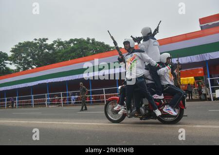 Calcutta, Bengala Occidentale, India. 13 agosto 2023. Le persone della polizia di Calcutta stanno eseguendo una acrobazia in una prova completa per la celebrazione del giorno dell'indipendenza del paese a Calcutta. (Immagine di credito: © Sudipta Das/Pacific Press via ZUMA Press Wire) SOLO USO EDITORIALE! Non per USO commerciale! Foto Stock