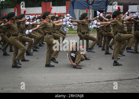 Calcutta, Bengala Occidentale, India. 13 agosto 2023. Gli scolari stanno facendo una parata in una prova completa per la celebrazione del giorno dell'indipendenza del paese a Calcutta. (Immagine di credito: © Sudipta Das/Pacific Press via ZUMA Press Wire) SOLO USO EDITORIALE! Non per USO commerciale! Foto Stock