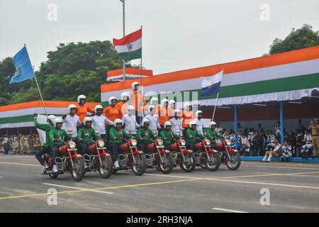 Calcutta, Bengala Occidentale, India. 13 agosto 2023. Le persone della polizia di Calcutta stanno eseguendo una acrobazia di dare Devil in una prova completa per la celebrazione del giorno dell'indipendenza del paese a Calcutta. (Immagine di credito: © Sudipta Das/Pacific Press via ZUMA Press Wire) SOLO USO EDITORIALE! Non per USO commerciale! Foto Stock