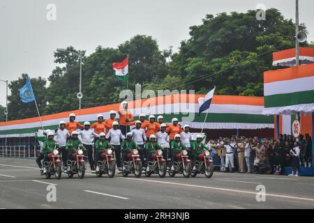 Calcutta, Bengala Occidentale, India. 13 agosto 2023. Le persone della polizia di Calcutta stanno eseguendo una acrobazia di dare Devil in una prova completa per la celebrazione del giorno dell'indipendenza del paese a Calcutta. (Immagine di credito: © Sudipta Das/Pacific Press via ZUMA Press Wire) SOLO USO EDITORIALE! Non per USO commerciale! Foto Stock