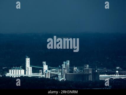 L'Alliance Grain Terminal visto dalle West Hills (Portland, OREGON) in un giorno d'autunno tempestoso. Vancouver, Washington, USA. Foto Stock