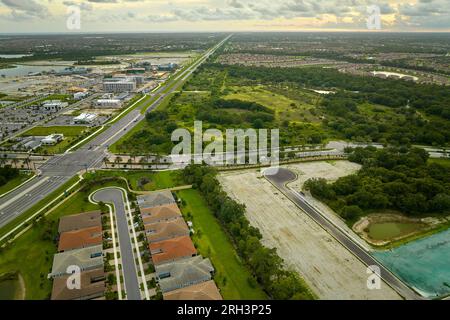 Vista aerea del cantiere con nuove case strettamente imballate in Florida chiuso vita club. Case di famiglia come esempio di sviluppo del bene immobile in Foto Stock