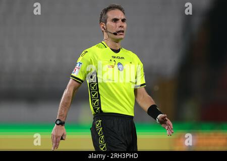 Monza, Italia. 13 agosto 2023. L'arbitro Alberto Santoro reagisce durante la partita di Coppa Italia Round del 32 all'U-Power Stadium di Monza. Il credito fotografico dovrebbe leggere: Jonathan Moscrop/Sportimage Credit: Sportimage Ltd/Alamy Live News Foto Stock