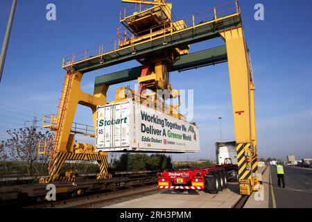 Eddie Stobart ha lanciato un viaggio ferroviario a basso contenuto di carbonio in tutta Europa per portare frutta e verdura spagnola in treno a Dagenham, a est di Londra. Foto Stock