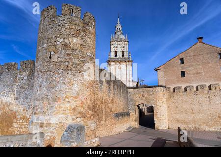 Europa, Spagna, Castiglia e León, Burgo de Osma, la porta di Puerta de San Miguel con la Cattedrale di Burgo de Osma oltre Foto Stock