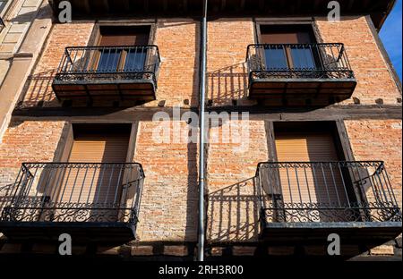 Europa, Spagna, Castiglia e León, Burgo de Osma, appartamenti tradizionali sopra i negozi di Calle Mayor con balconi tradizionali Foto Stock