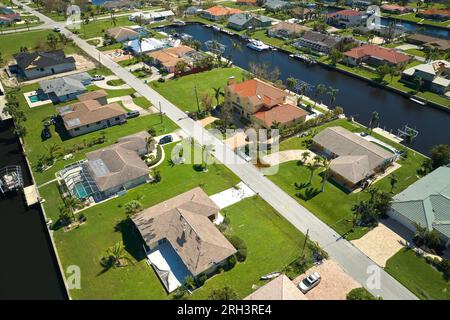 Tetti della casa danneggiati dopo l'uragano Ian nella zona residenziale costiera della Florida. Conseguenze di disastro naturale Foto Stock