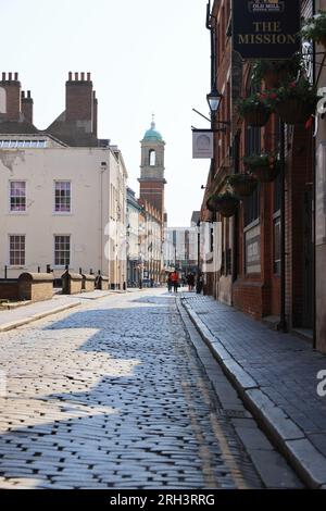 Posterngate, strada acciottolata, fiancheggiata da edifici storici nel centro storico di Hull, nell'East Riding dello Yorkshire, Regno Unito Foto Stock