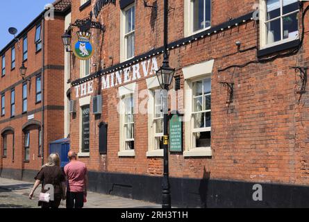 Il Minerva pub, un pub a conduzione familiare sul porticciolo di Hull, specializzato in piatti fatti in casa, birre artigianali, vini e una selezione di gin a rotazione, Regno Unito Foto Stock