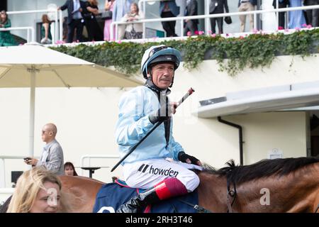 Ascot, Berkshire, Regno Unito. 12 agosto 2023. Horse EmpireStateofMind guidato dal fantino Frankie Dettori è arrivato terzo nel Dubai Duty Free Shergar Cup Mile. Credito: Maureen McLean/Alamy Live News Foto Stock