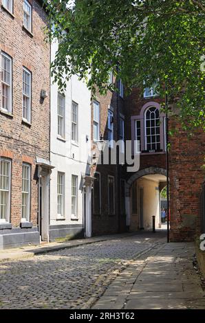 Terrazza curvilinea di case georgiane dipinte in pastello sulla storica Prince Street nella città vecchia di Hull, nell'East Yorkshire, Regno Unito Foto Stock